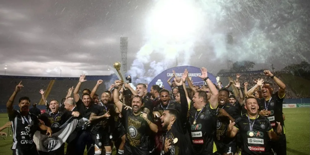 Jogadores, comissão técnica e diretoria comemorando o título do Operário