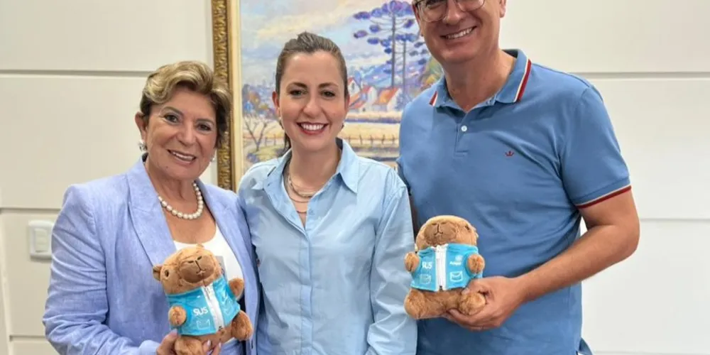 A prefeita municipal de Ponta Grossa, Elizabeth Schmidt (União Brasil), recebeu Karime Fayad (PSB) e Julio Küller em seu gabinete.