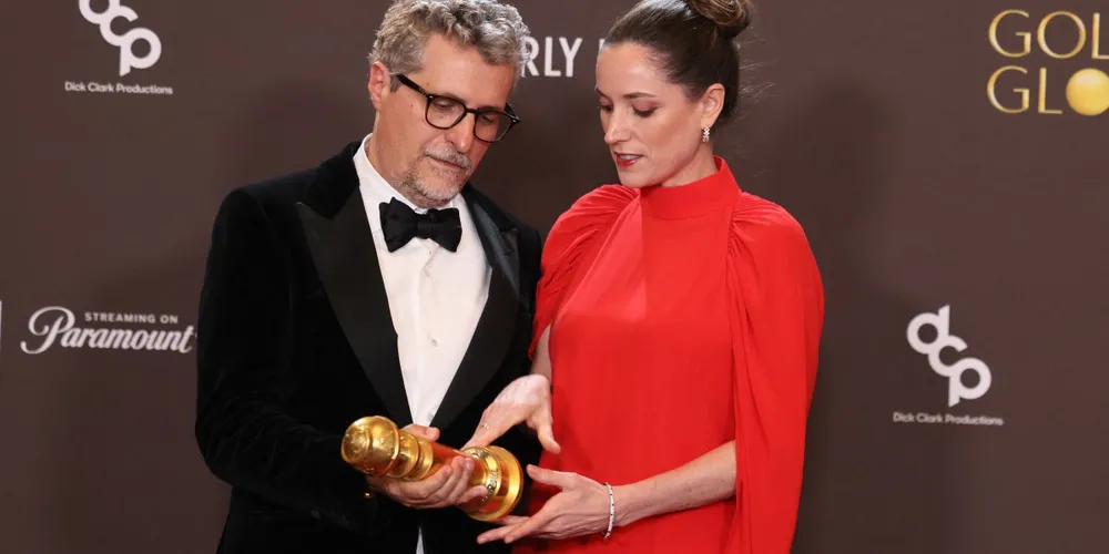 Kleber Mendonça Filho e Emilie Lesclaux após a entrega do prêmio do Globo de Ouro