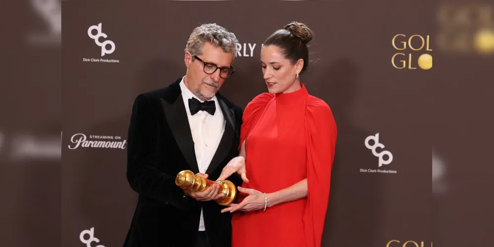 Kleber Mendonça Filho e Emilie Lesclaux após a entrega do prêmio do Globo de Ouro