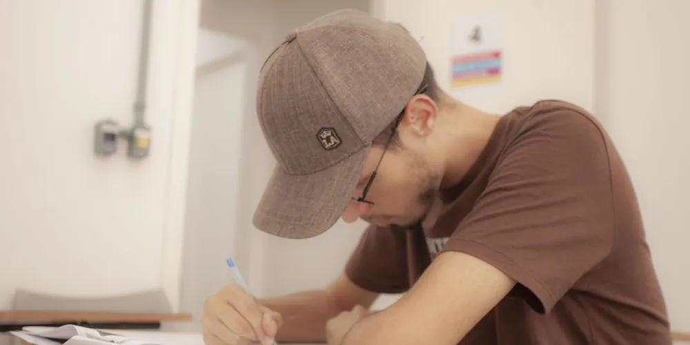 São oferecidas à comunidade aulas de inglês, francês, espanhol, libras e português