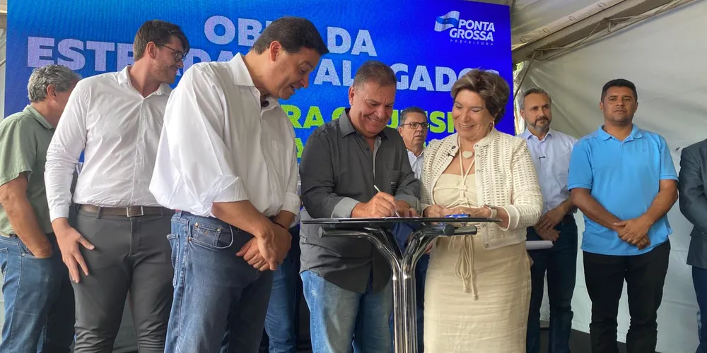 O secretário estadual Sandro Alex, o empresário responsável pela obra, Maurício Hayar, e a prefeita Elizabeth Schmidt (União Brasil)
