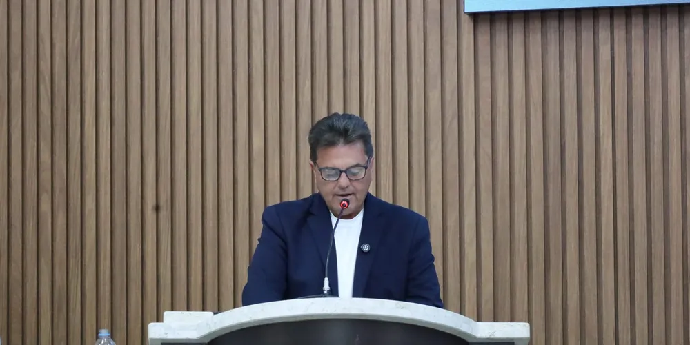 Prefeito Denilson Baitala em discurso na Câmara Municipal de Guarapuava