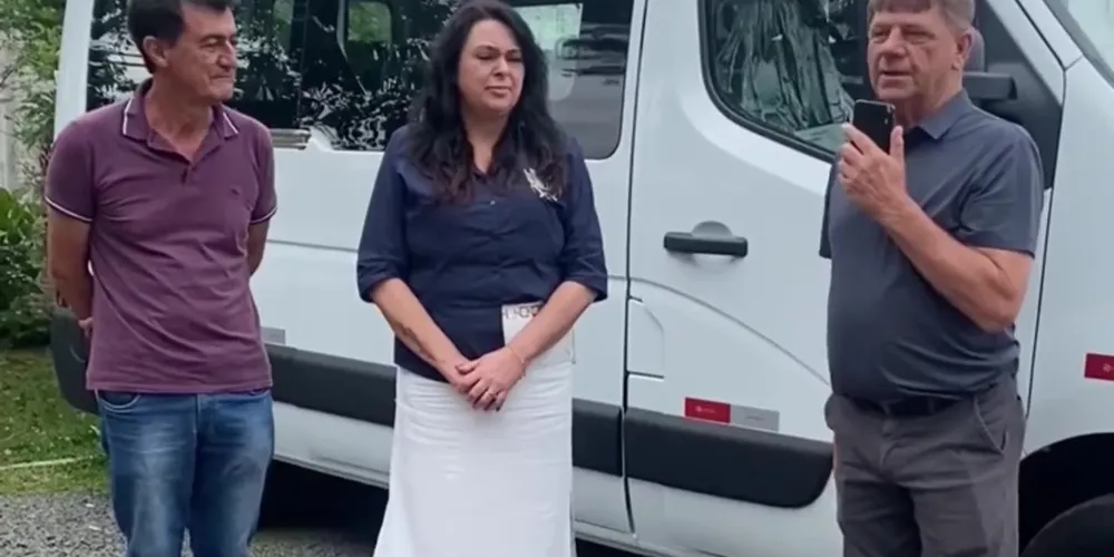 José Ivo Rodrigues (vice-prefeito), Carla Nowacki (secretária de Educação) e Pedro Kowalczyk (prefeito)