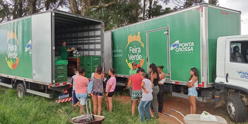 Atendimento do programa Feira Verde aos moradores do Gralha Azul, em Ponta Grossa