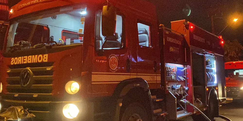 As causas do incêndio são desconhecidas e serão apuradas pela corporação