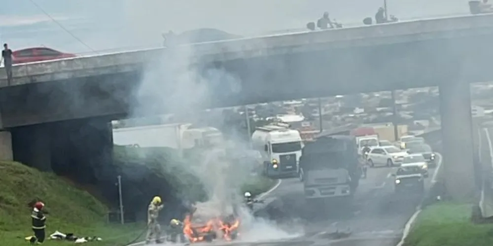 Veículo pegou fogo na região do viaduto Eurico Batista Rosas