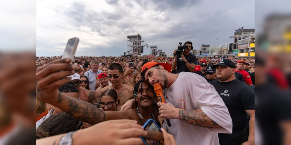 Um momento marcante do show foi a descida do palco de Gui Albuquerque, para interação com os fãs