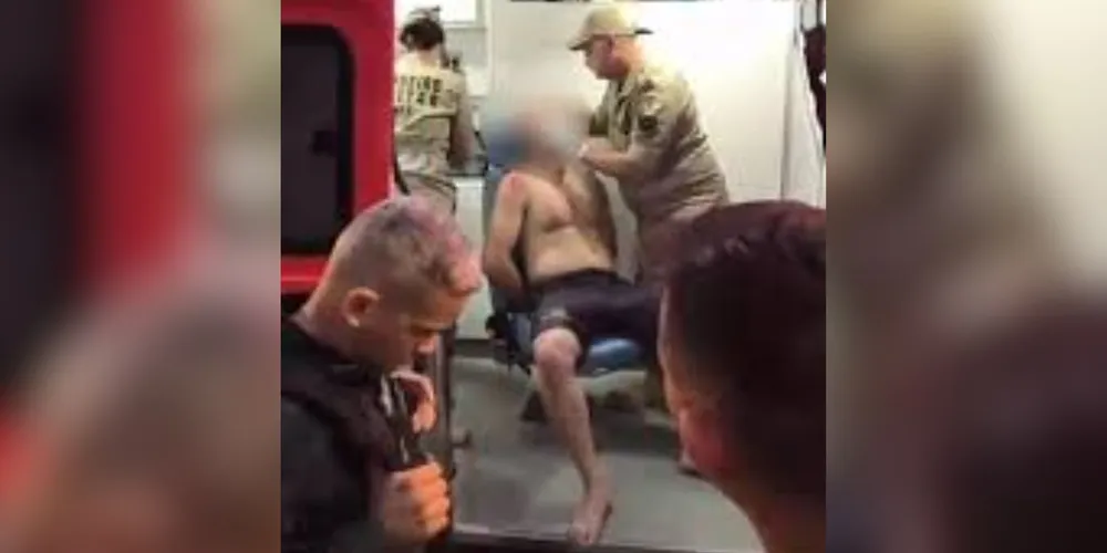 Registro de policial recebendo atendimento durante surto