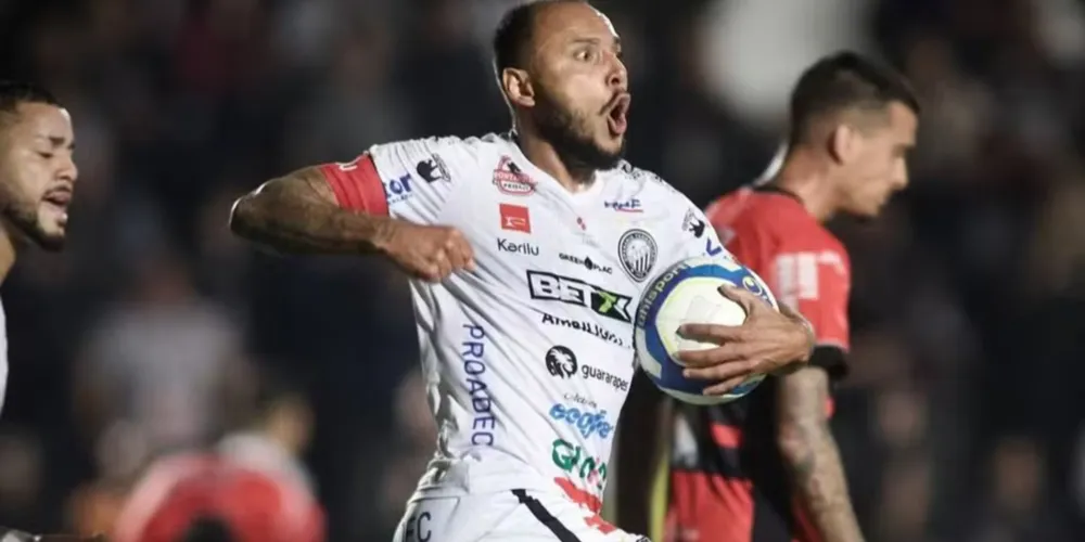 Felipe Augusto comemorando um gol contra o Ituano, em 2024