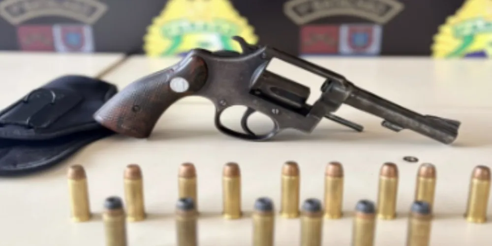 A arma e as munições foram apreendidas