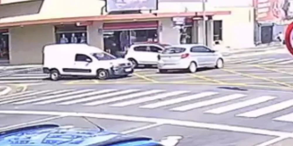 Colisão ocorreu em via sinalizada com semáforo