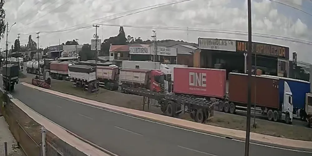 Motoristas que trafegavam pela BR-376 no sentido Tibagii - Ponta Grossa enfrentaram um congestionamento de 17 quilômetros