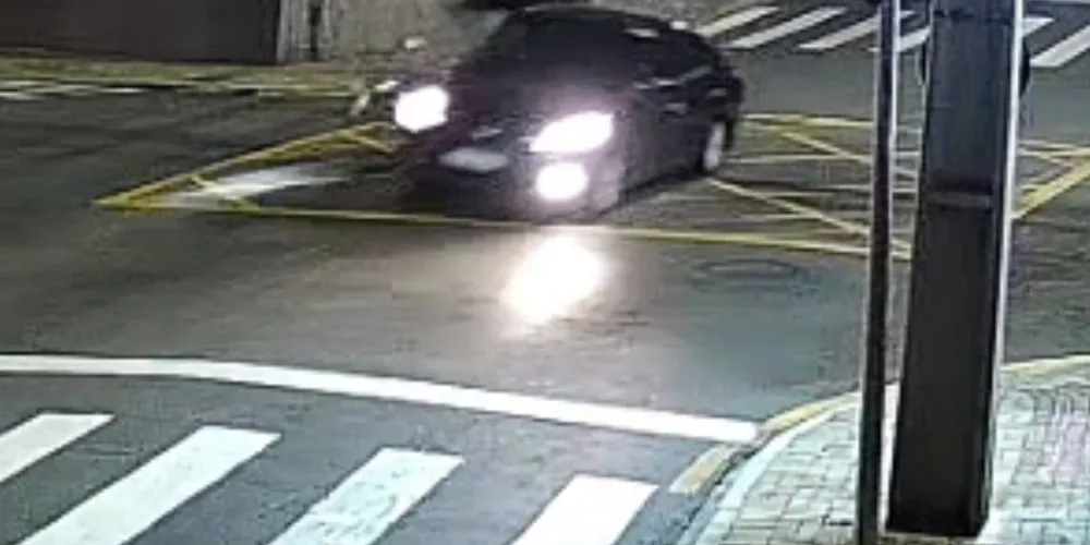 O motociclista foi arremessado, devido ao impacto da batida