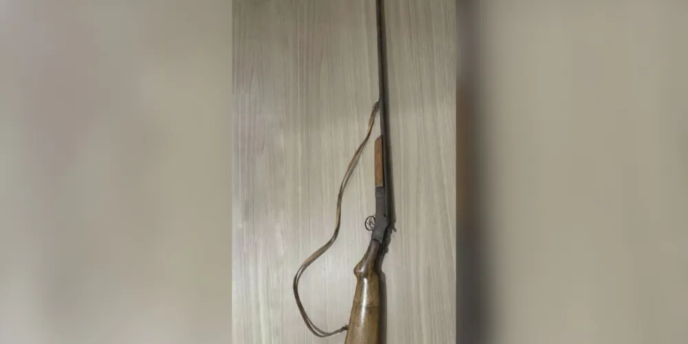 Foi apreendida uma espingarda calibre .32