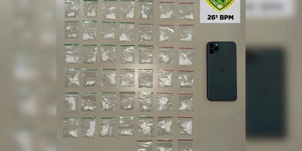 Durante os procedimentos, os policiais localizaram, ocultos no teto e no console central do automóvel, 45 invólucros plásticos