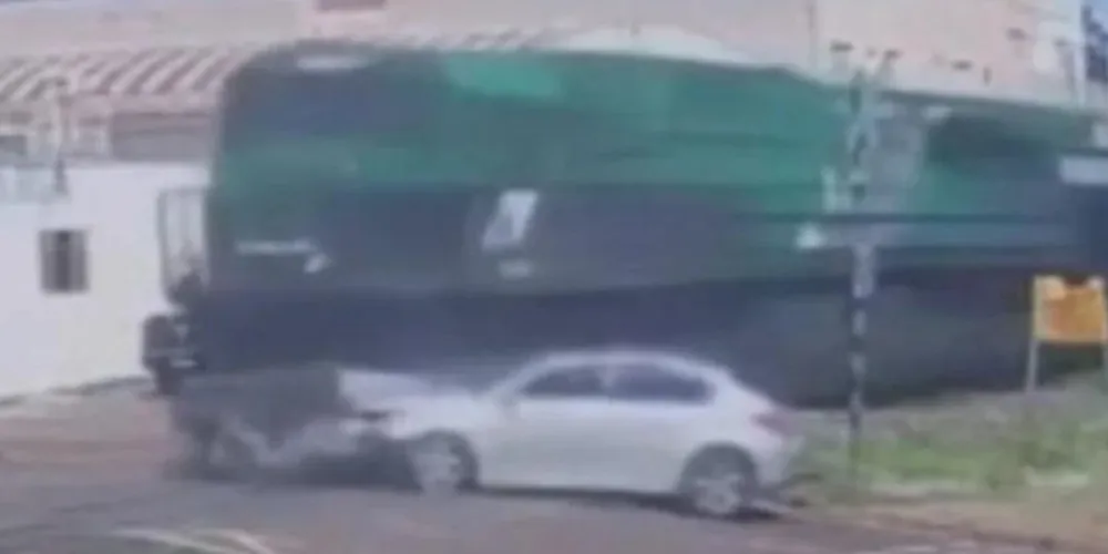 Carro foi atingido por trem em cruzamento