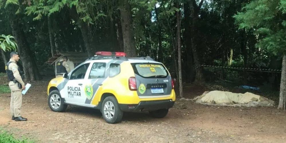 A equipe da Polícia Militar está no local do crime ocorrido neste sábado (21)