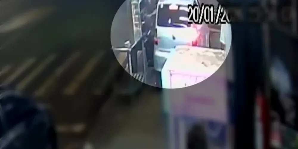 Homem esticou o braço e pegou um espetinho direto da churrasqueira