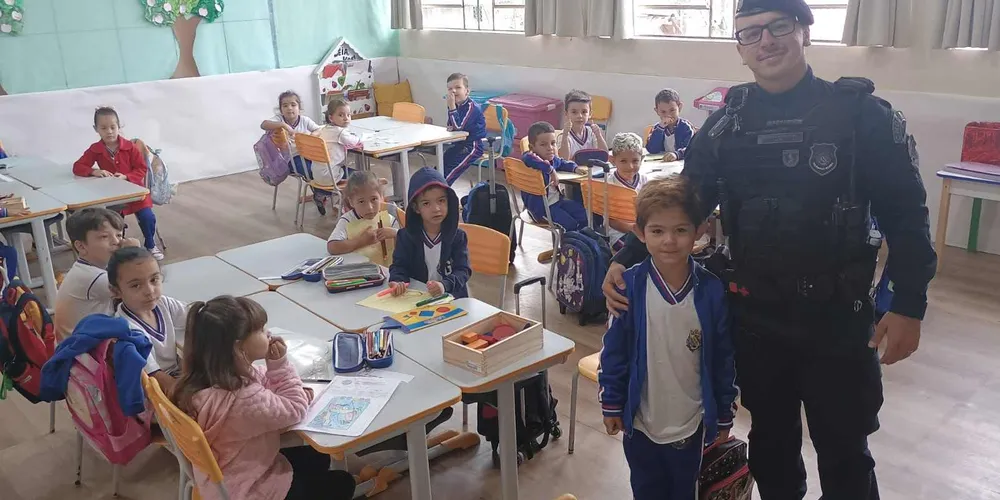 Os agentes interagiram com os alunos de forma lúdica e educativa