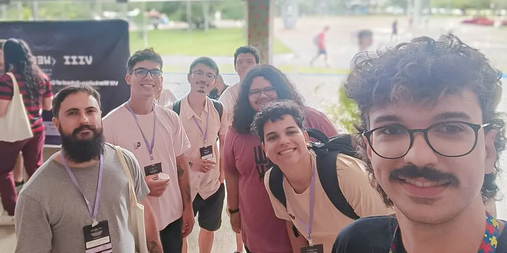 Alunos em feira sobre ciência e tecnologia quântica