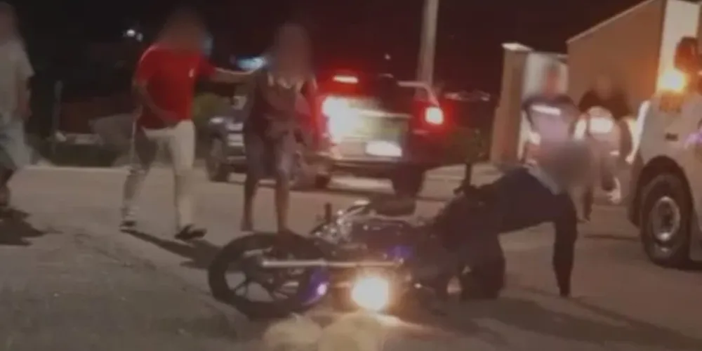 Guarda Municipal é agredido pela população durante apreensão de moto
