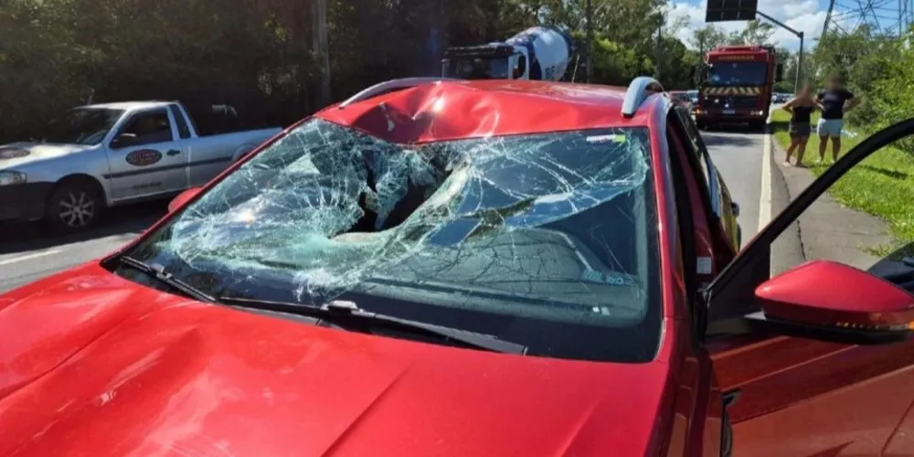 Para-brisa frontal ficou totalmente destruído