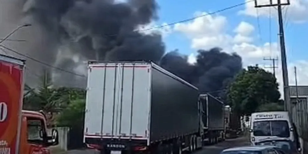 Apesar da intensidade, os bombeiros conseguiram controlar o incêndio antes que ele se alastrasse