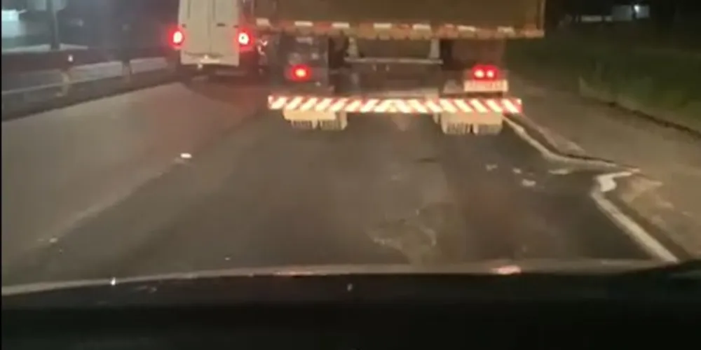 A situação se repete em diversos pontos da via, que tem parte sob concessão da Motiva Paraná e da EPR Litoral Pioneiro