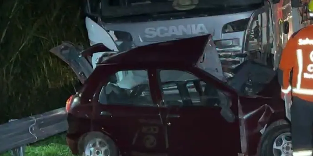 Com o impacto, a mulher que estava no Fiat Palio morreu no local