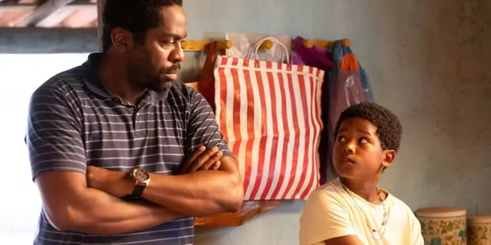 Lázaro Ramos interpreta Batista, pai de Gugu, interpretado por Yuri Gomes