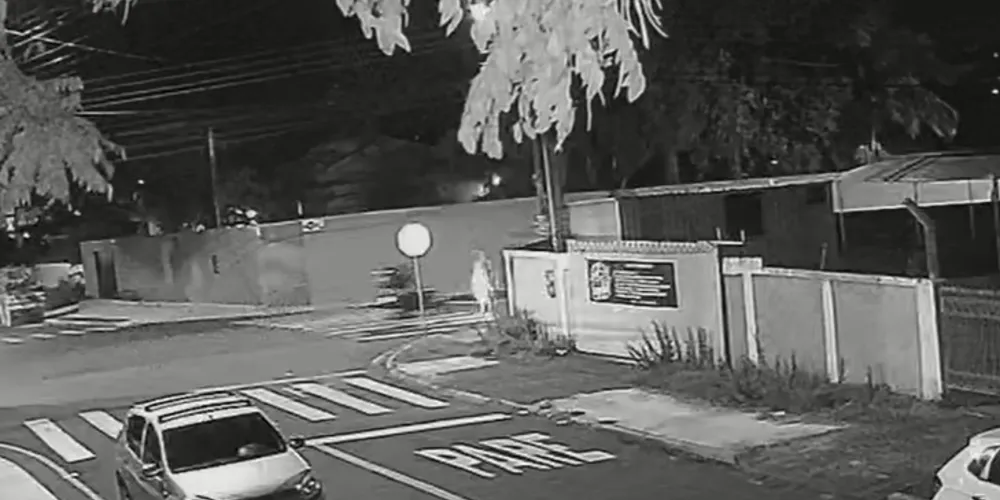 Nas imagens é possível ver que o homem caminhava na faixa de pedestres quando foi atingido