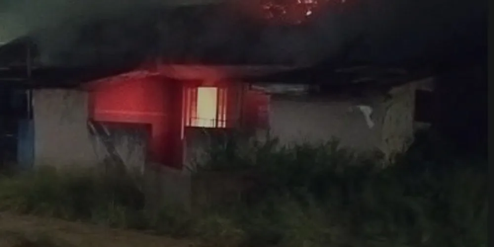 Equipes do 2º Batalhão de Bombeiros Militar (2º BBM) foram deslocadas para o local