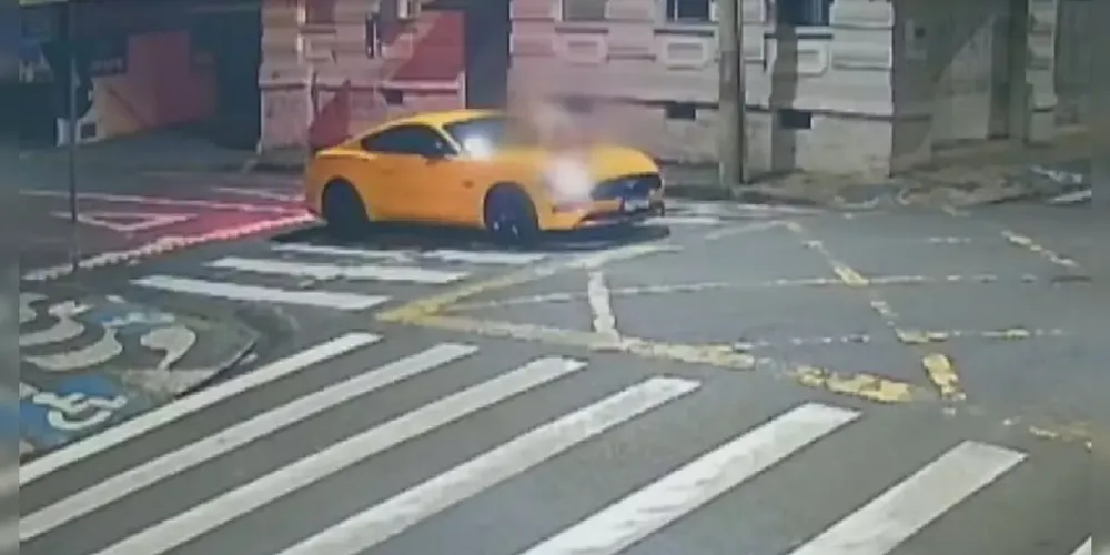 Imagens de câmera mostra mulher no capô do carro de luxo