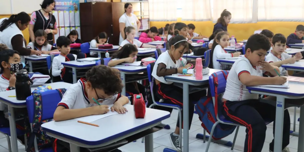 A iniciativa visa desenvolver a comunicação em inglês e ampliar os multiletramentos dos estudantes