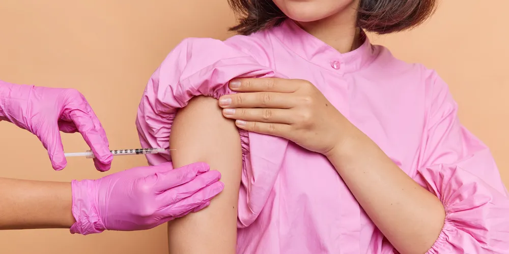 A prevenção por meio das vacinas não apenas reduz a incidência de doenças, mas também contribui para que as mulheres vivam mais e com melhor qualidade de vida