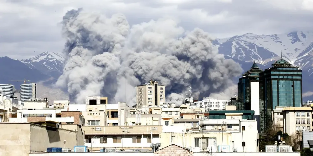 Fumaça é vista após série de ataques em Teerã, Irã, em 1º de março de 2026