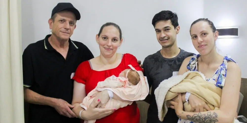 O nascimento dos bebês no mesmo dia celebra a primeira maternidade das irmãs