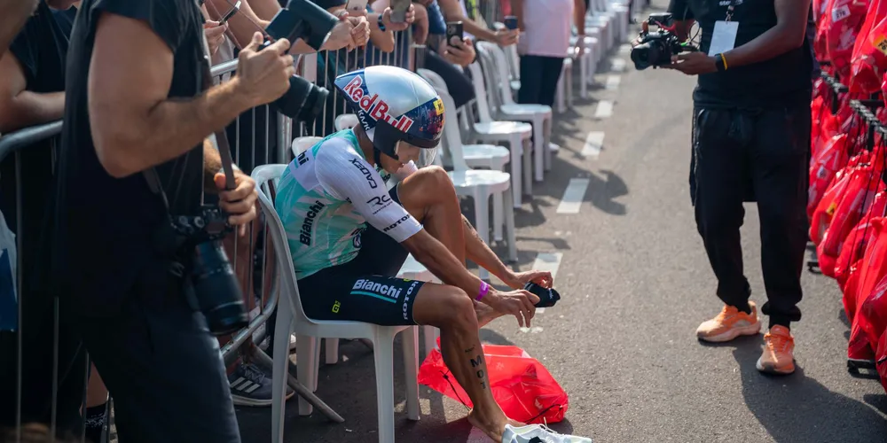 O participante passou mal durante a etapa de ciclismo neste domingo (8)