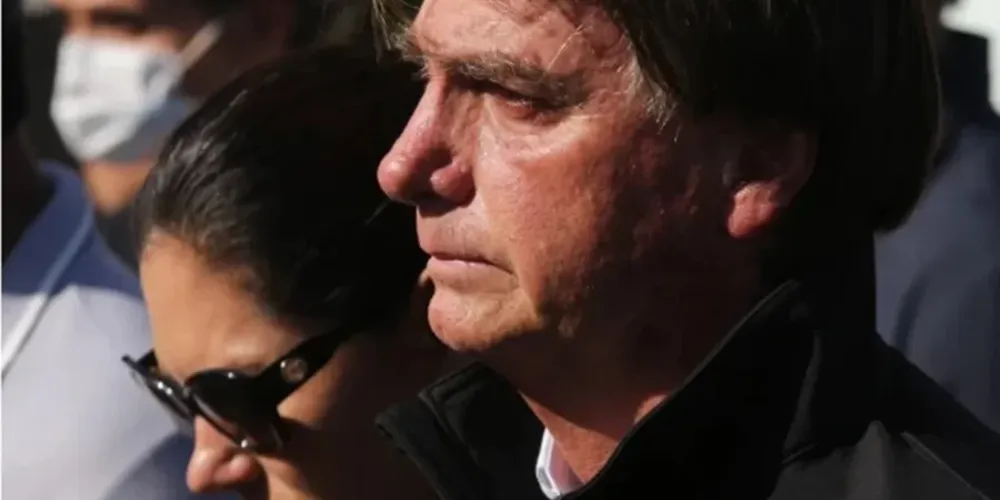 Carlos não deu mais detalhes sobre o motivo que teria levado Bolsonaro a passar mal