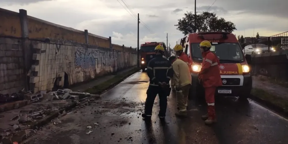 A vítima caminhava pela calçada ao lado da esposa no momento do acidente