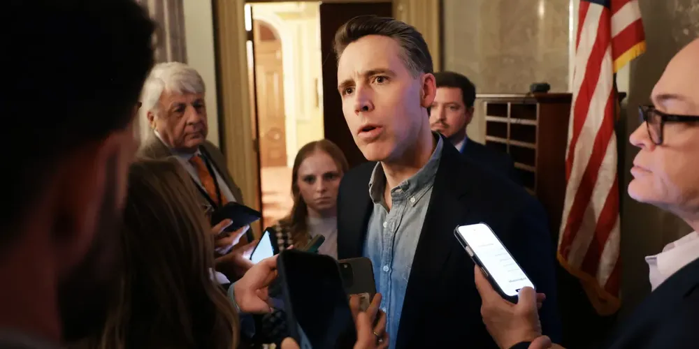 Senador americano Josh Hawley (republicano do Missouri) fala com repórteres durante uma votação no Capitólio dos EUA em 2 de março de 2026, em Washington, DC