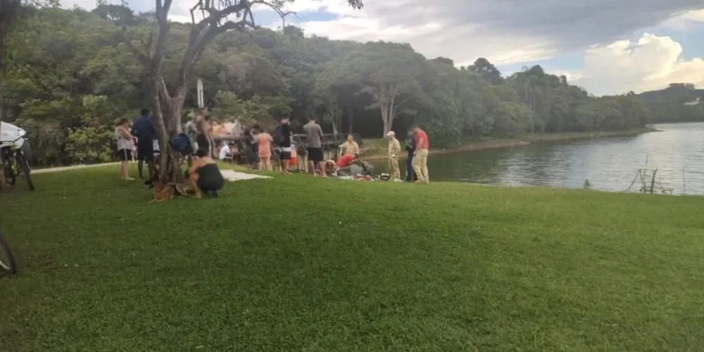 A tragédia aconteceu após uma bola cair na água e uma menina de um grupo de amigos pular para buscar