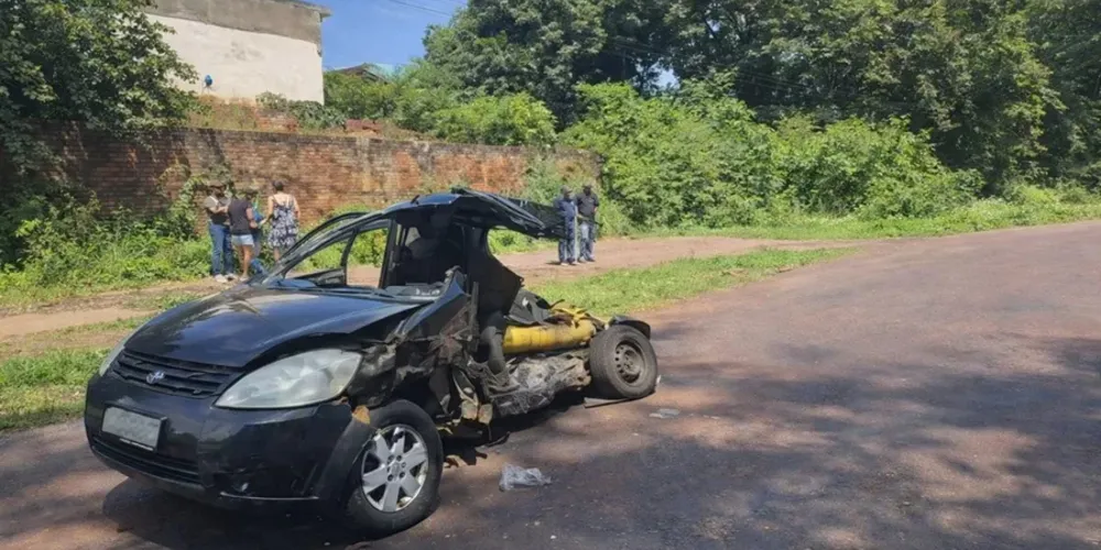 O carro em que estava a noiva bateu contra um ônibus