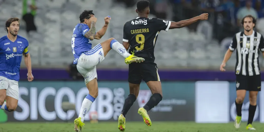 Os atletas de Cruzeiro e Atlético-MG começaram a trocar socos e chutes