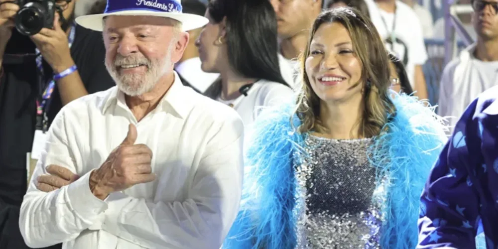 O presidente Luiz Inácio Lula da Silva (PT) e a primeira-dama, Janja da Silva, durante o desfile da Acadêmicos de Niterói