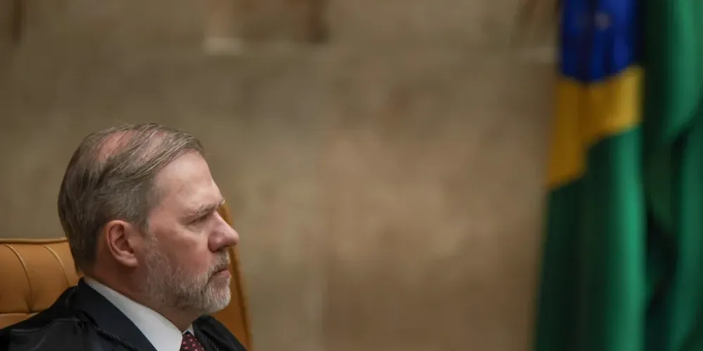 A decisão ocorre após relatório da Polícia Federal (PF) apontar menções ao nome do magistrado no celular de Daniel Vorcaro