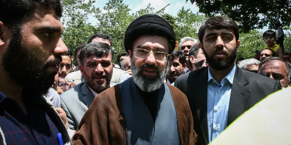 O novo líder supremo do Irã, Mojtaba Khamenei (centro), filho do aiatolá Ali Khamenei