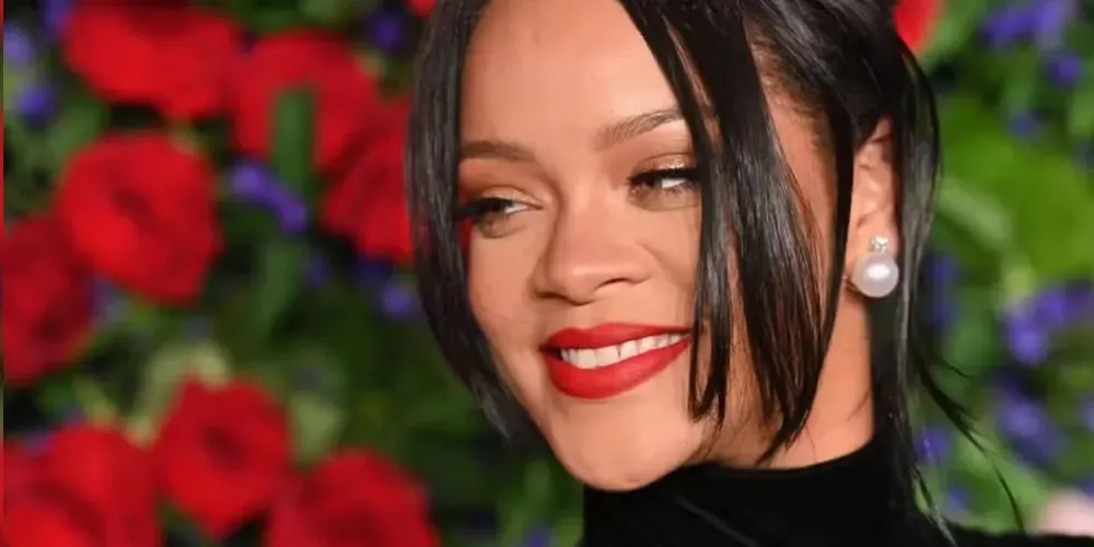 Rihanna mora em uma mansão localizada em Beverly Hills, nos Estados Unidos