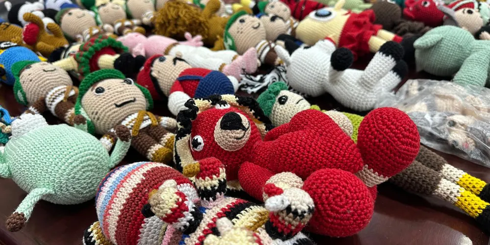 Entre os produtos confeccionados estão personagens feitos com a técnica de amigurumi